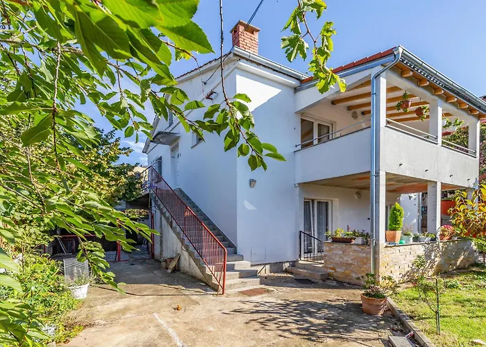 2 Bedroom Gorgeous Apartment In Pula