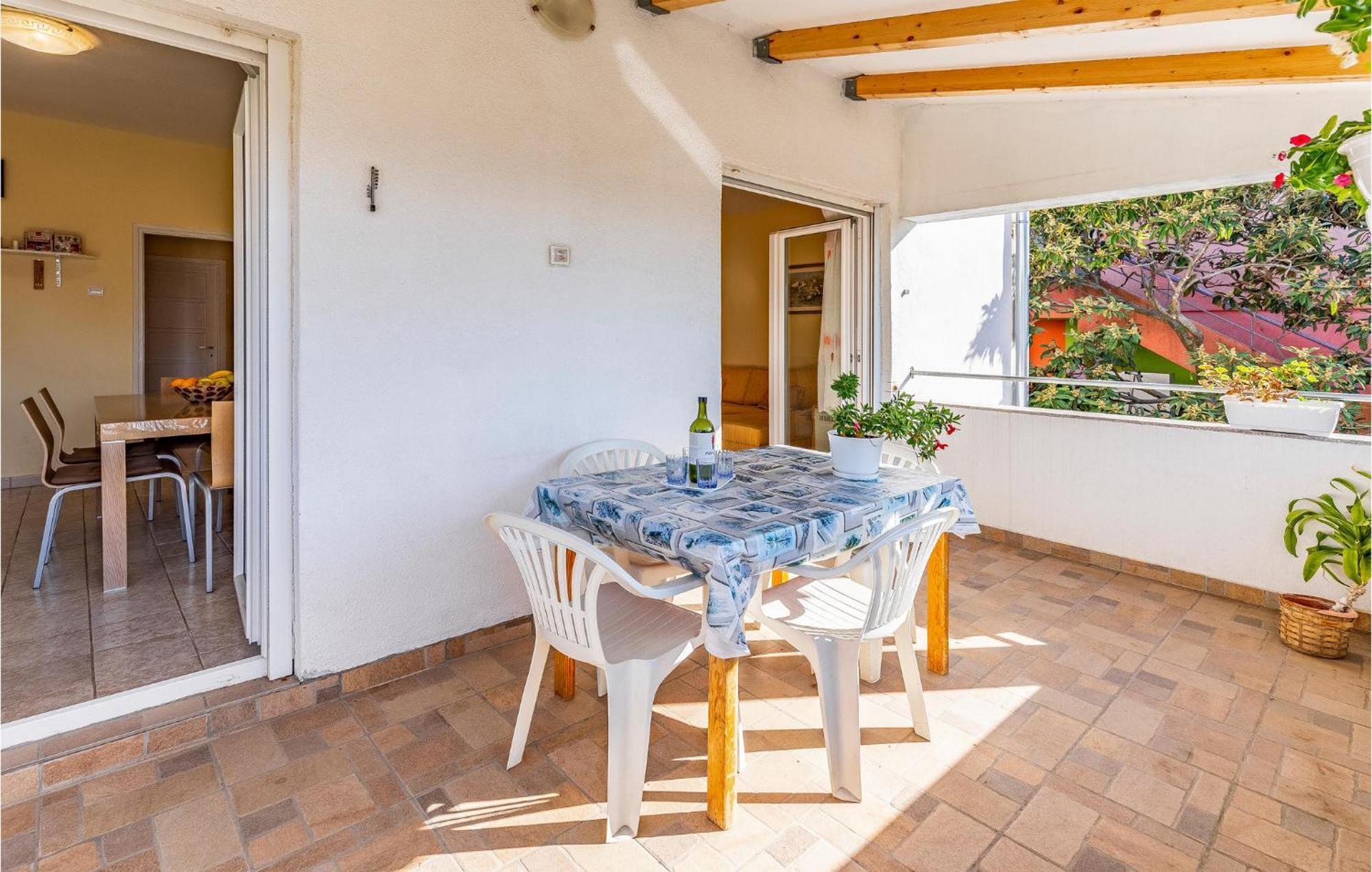 2 Bedroom Gorgeous In Apartman Pula
